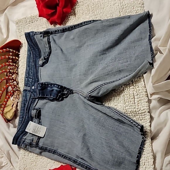 HOLLISTER HIGH RISE CUT OFF BERMUDA STRETCH SHORTS SIZE 31. 13R - Picture 4 of 11